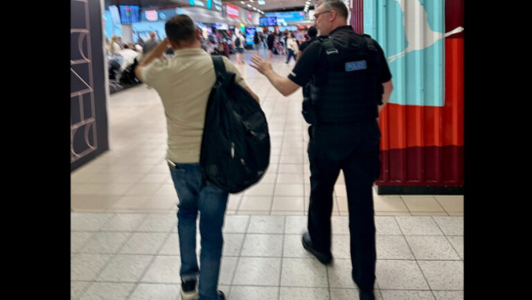 pasagerul-unei-curse-aeriene-londra-luton-–-bacau,-dat-jos-din-avion-dupa-ce-a-furat-ochelari-de-soare-din-duty-free
