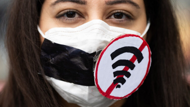 internet-„cu-picatura”-in-iran:-conexiunea,-restabilita-doar-partial-dupa-trei-luni-de-izolare.-„ne-am-obisnuit-sa-induram”
