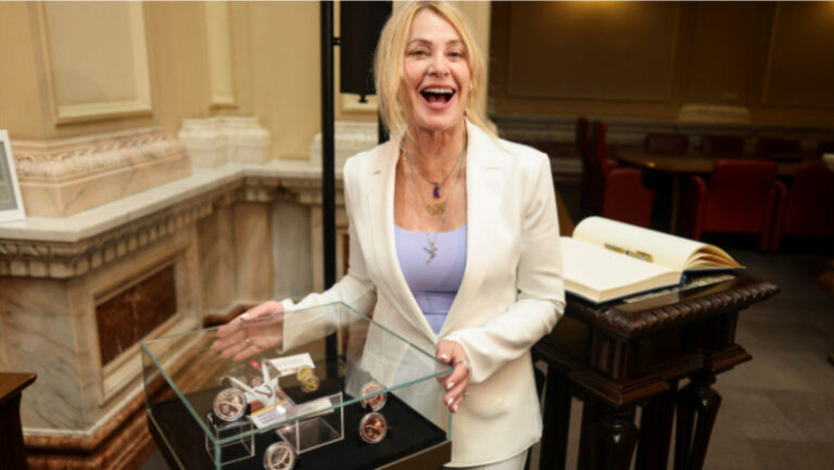 bnr-a-lansat-monede-dedicate-implinirii-a-50-de-ani-de-la-primul-10-obtinut-de-nadia-comaneci-la-jocurile-olimpice