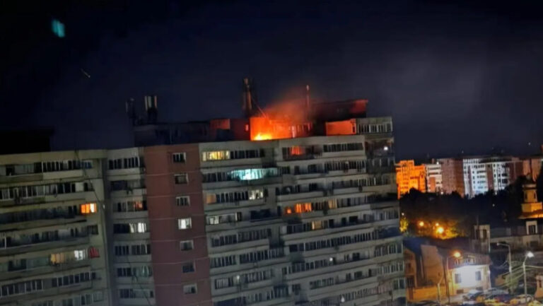alerta-majora:-o-drona-s-a-prabusit-peste-un-bloc-din-galati-doua-persoane-ranite,-alte-zeci-au-fost-evacuate.-precizarile-mapn