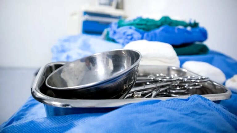 un-barbat-cu-o-maceta-infipta-in-cap-a-mers-singur-la-spital.-a-asteptat-pe-hol-si-s-a-jucat-la-telefon