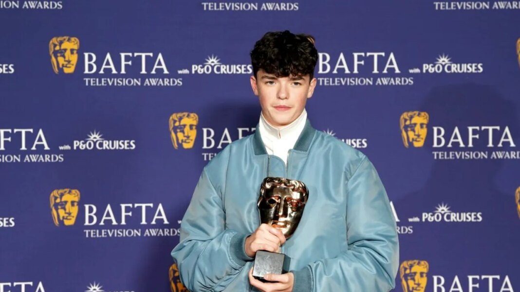 serialul-„adolescence”-a-dominat-premiile-bafta-tv-2026,-obtinand-patru-trofee