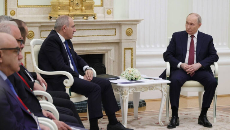 uniunea-economica-eurasiatica-cere-un-referendum-in-armenia-privind-aderarea-la-ue.-vladimir-putin,-printre-sustinatorii-demersului