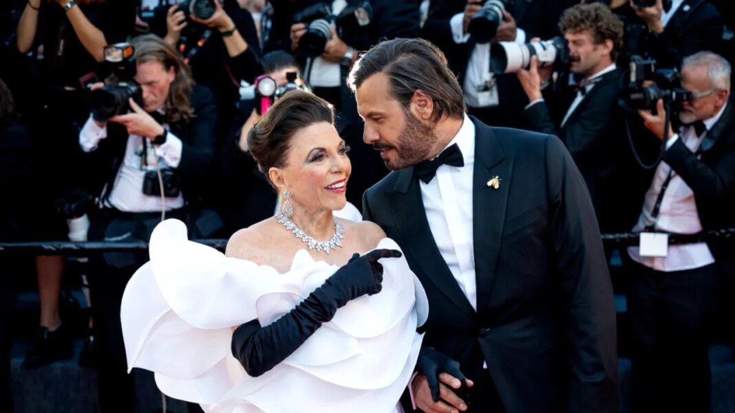 un-avocado-pe-zi,-niciun-botox-si-face-spagatul-la-92-de-ani.-secretele-actritei-joan-collins