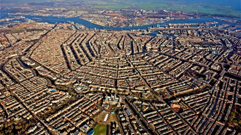 orasul-european-pitoresc-care-devine-una-dintre-cele-mai-cautate-destinatii-de-vara-in-2026