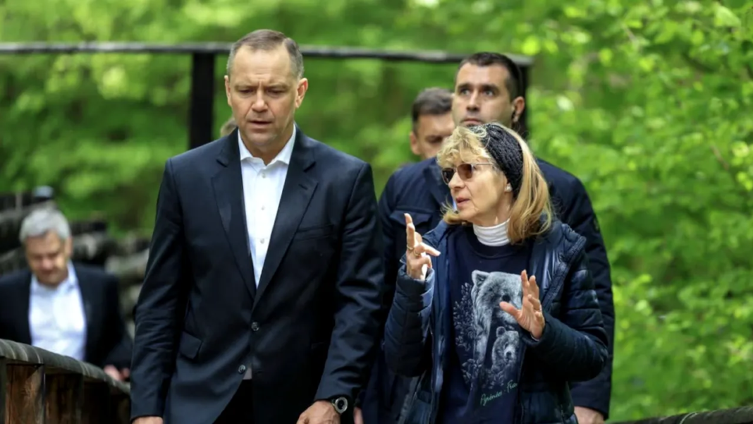 presedintele-poloniei-a-adoptat-un-urs-in-timpul-vizitei-in-romania-pentru-summitul-b9.-„faceti-cunostinta-cu-batyr”