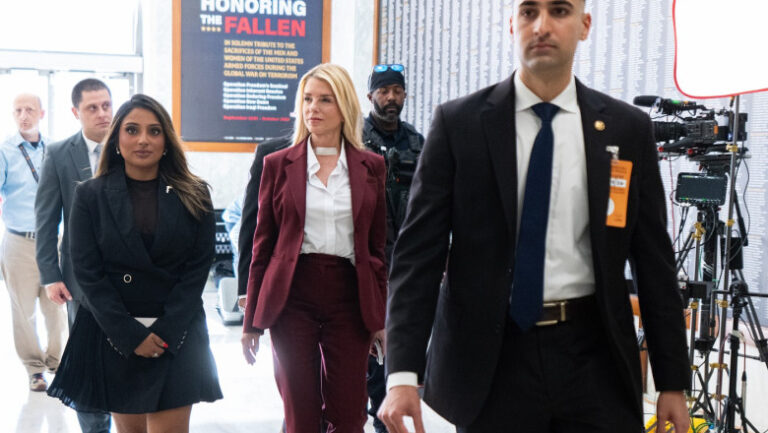 pam-bondi,-care-a-fost-secretar-al-justitiei-in-al-doilea-mandat-trump,-audiata-in-congres-in-legatura-cu-cazul-epstein