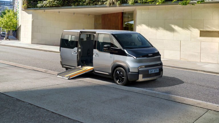 kia-isi-extinde-gama-de-vehicule-destinate-mobilitatii-accesibile-cu-modelul-pv5-wav-side-entry