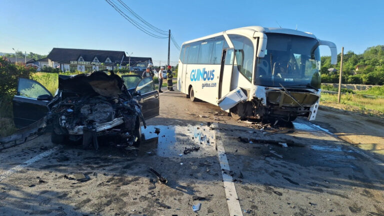 accident-grav-intre-un-autocar-care-transporta-mineri-si-un-autoturism.-unul-dintre-soferi-ar-fi-adormit-la-volan