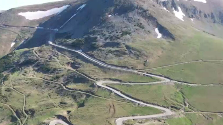 s-a-redeschis-traficul-pe-cea-mai-inalta-sosea-din-romania,-transalpina.-recomandarile-politistilor-pentru-soferi