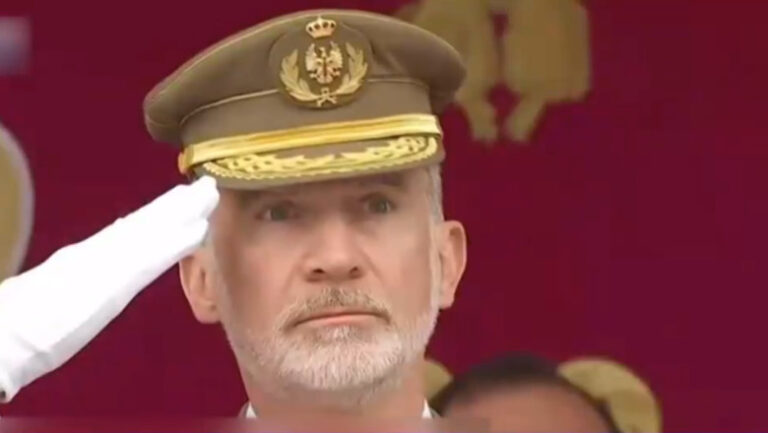 moment-stanjenitor-la-parada-de-ziua-fortelor-armate-ale-spaniei.-drapelul-a-cazut-in-timpul-arborarii:-„arata-starea-institutiilor”