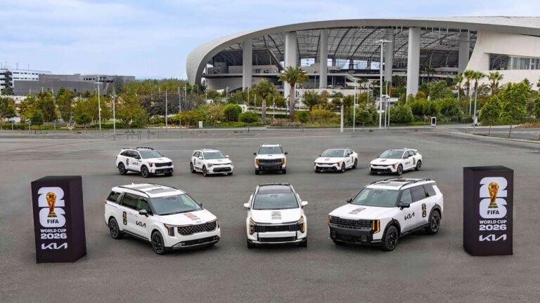 kia-preia-controlul-mobilitatii-la-cupa-mondiala-fifa-2026-prin-predarea-oficiala-a-flotei-de-curtoazie