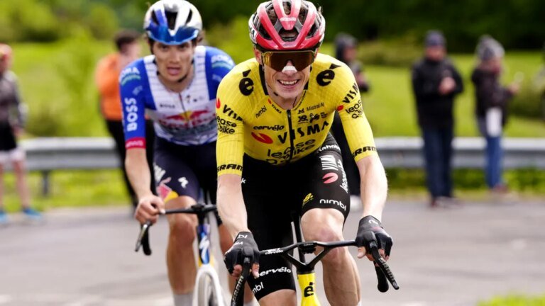 jonas-vingegaard-castiga-etapa-a-14-a-in-solitar-si-preia-tricoul-roz-in-giro