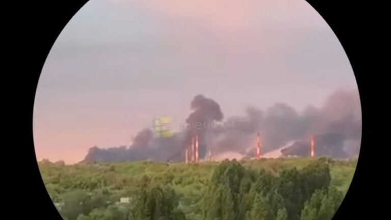 ucraina-a-atacat-rafinaria-de-la-saratov-si-alte-instalatii-energetice-ale-rusiei.-incendiu-la-rafinaria-ucraineana-din-rivne