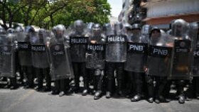 Oponenţi ai preşedintei interimare Delcy Rodriguez protestează la Caracas, pe 9 aprilie 2026, cerând majorarea salariilor şi pensiilor, cu un uriaş drapel venezuelean. Foto: Profimedia Images | Poza 5 din 8