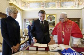 Macron, primit de Papa Leon al XIV-lea la Vatican. Ce cadouri i-a oferit liderul francez Suveranului Pontif