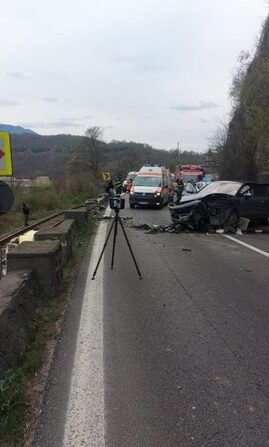 Accident grav pe Valea Oltului între două mașini. O femeie însărcinată a murit la spital câteva ore mai târziu