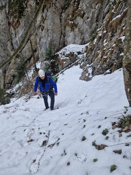 Intervenție dificilă în Piatra Craiului: doi turiști blocați pe un traseu acoperit de gheață au fost salvați de jandarmi