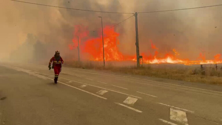 „cerul-e-negru-de-fum”-un-incendiu-cu-flacari-de-20-de-metri-s-a-extins-catre-un-oras-spaniol.-sute-de-localnici,-evacuati-de-urgenta