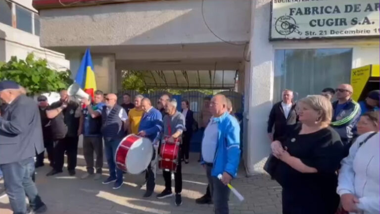 sute-de-angajati-ai-fabricii-de-arme-din-cugir-protesteaza-fata-de-veniturile-mici.-multi-au-salariul-minim-pe-economie