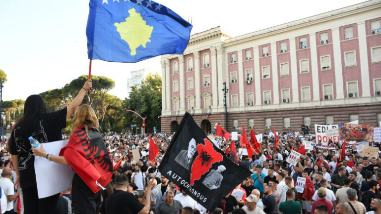 manifestatiile-din-albania-impotriva-complexului-turistic-sustinut-de-jared-kushner-iau-amploare:-a-fost-o-lipsa-totala-de-transparenta