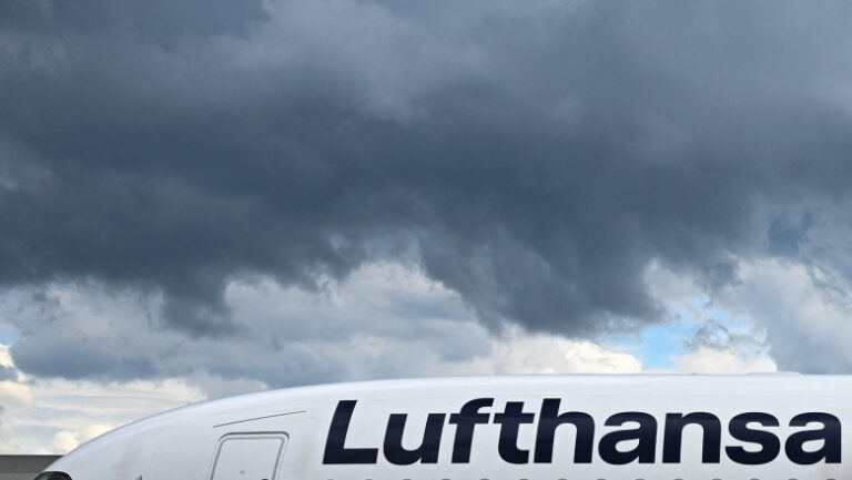 un-avion-lufthansa-s-a-prabusit-la-aeroportul-din-frankfurt-in-dreptul-unei-porti-de-imbarcare