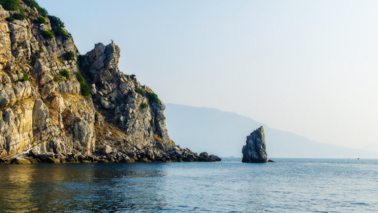 o-nava-de-pescuit-turceasca-s-a-scufundat-dupa-un-atac-in-marea-neagra.-un-mort-si-patru-raniti,-langa-crimeea
