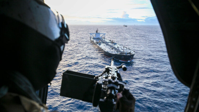 marina-sua-a-interceptat-in-oceanul-indian-un-petrolier-folosit-pentru-exportul-de-titei-iranian