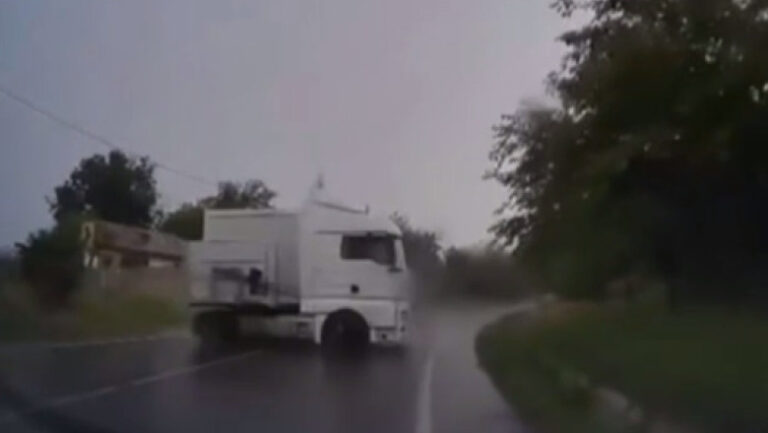 tragedie-evitata-la-limita-dupa-ce-un-tir-a-derapat-in-curba,-pe-o-sosea-din-teleorman