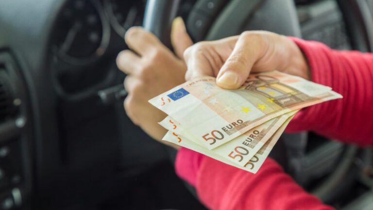 un-sofer-din-bucuresti-a-incercat-sa-mituiasca-un-politist-de-la-rutiera-cu-2.000-de-euro-pentru-a-scapa-de-dosar-penal