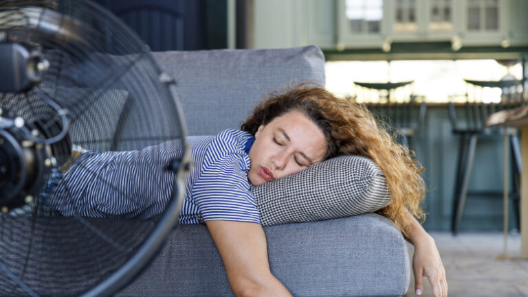 temperatura-optima-in-casa-pe-timp-de-vara.-este-recomandat-sa-dormi-cu-aerul-conditionat-pornit?-explicatiile-specialistilor