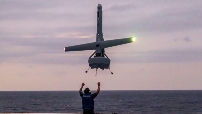 o-femeie-ofiter-al-fortelor-navale-romane,-grav-ranita-la-o-mana-de-o-drona-v-bat-in-timpul-unui-exercitiu-in-texas.-ancheta-reuters