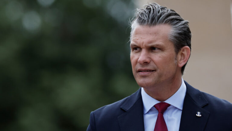 hegseth-a-atacat-europa-pentru-„invazia”-migrantilor-pe-plajele-sale,-in-discursul-rostit-la-82-de-ani-de-la-debarcarea-in-normandia