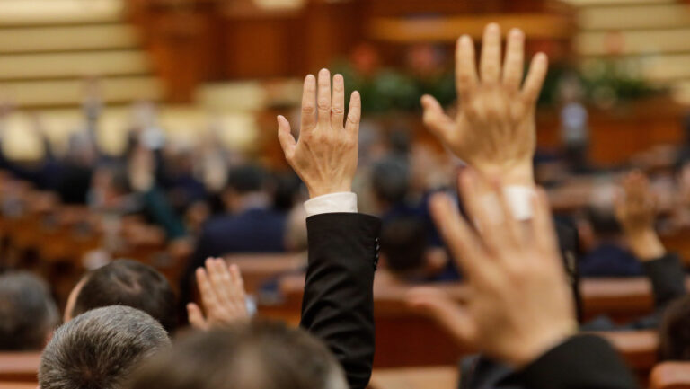 cum-au-colaborat-partidele-in-parlament,-dupa-demiterea-guvernului:-la-unele-legi,-au-fost-realizate-toate-combinatiile-politice