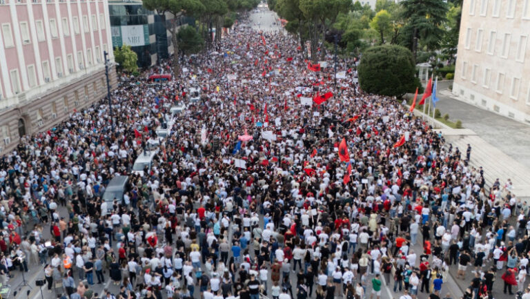 mii-de-albanezi-au-protestat-pentru-a-sasea-zi-la-rand-impotriva-proiectului-imobiliar-al-familiei-trump:-„ivanka,-du-te-acasa!”