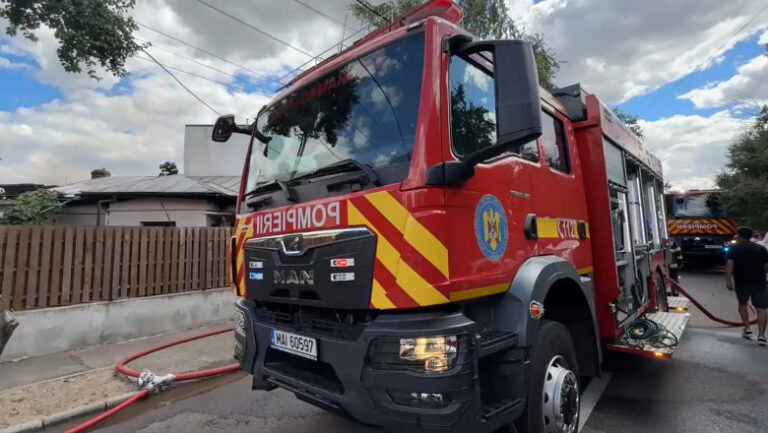 incendiu-puternic-la-un-depozit-de-fier-vechi-din-sighisoara.-pompierii-intervin-cu-mai-multe-autospeciale