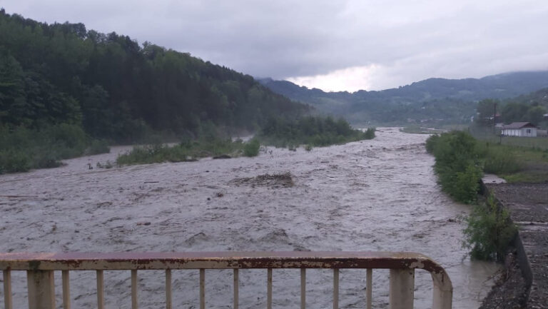 ploile-fac-ravagii-in-vrancea-si-neamt:-persoane-evacuate,-sate-afectate-si-pod-avariat-in-grinties