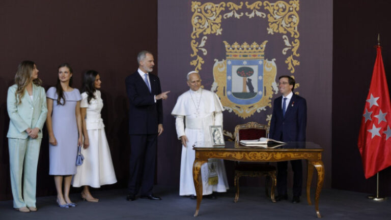 peste-un-milion-de-credinciosi-la-madrid:-papa-leon-a-oficiat-o-liturghie-uriasa-in-piata-cibeles,-in-prezenta-familiei-regale-spaniole
