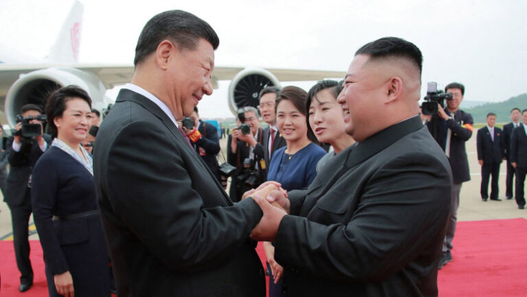 xi-jinping-la-phenian-dupa-7-ani.-kim-mizeaza-pe-alianta-cu-rusia-si-arsenalul-nuclear-in-fata-occidentului:-„se-simte-incurajat”