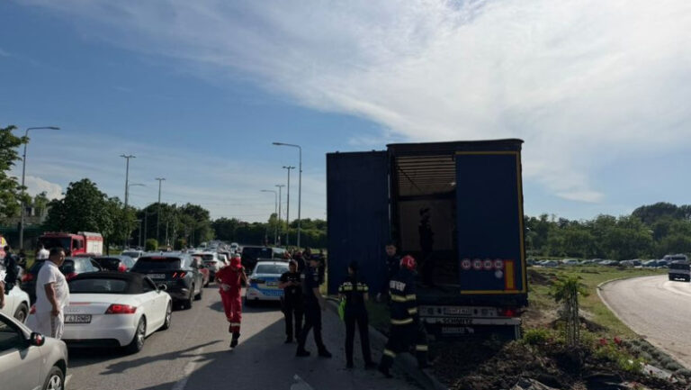 panica-in-traficul-din-constanta.-un-tir-scapat-de-sub-control-a-lovit-masinile-care-i-au-iesit-in-cale:-doua-persoane-internate