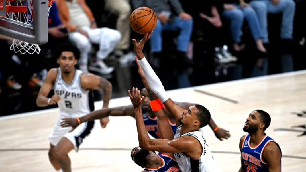sub-privirile-lui-trump,-new-york-knicks-pierde-meciul-3-al-finalei-nba-cu-san-antonio-spurs.-serie-de-victorii-oprita-la-13 sub-privirile-lui-trump,-new-york-knicks-pierde-meciul-3-al-finalei-nba-cu-san-antonio-spurs.-serie-de-victorii-oprita-la-13
