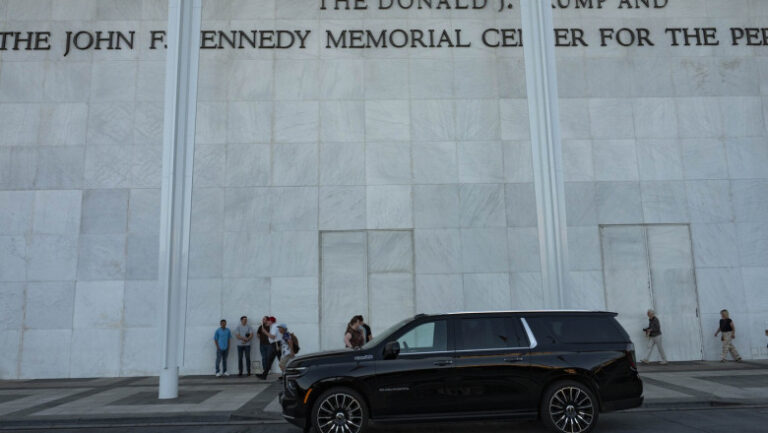 numele-lui-trump-a-fost-eliminat-de-pe-site-ul-centrului-kennedy.-ce-se-intampla-cu-cel-de-pe-fatada-cladirii