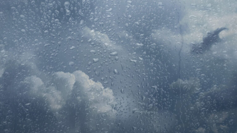 efectele-fenomenelor-meteo-extreme:-barbat-salvat-de-viitura-cu-elicopterul-in-dambovita,-grindina-de-mari-dimensiuni-in-prahova