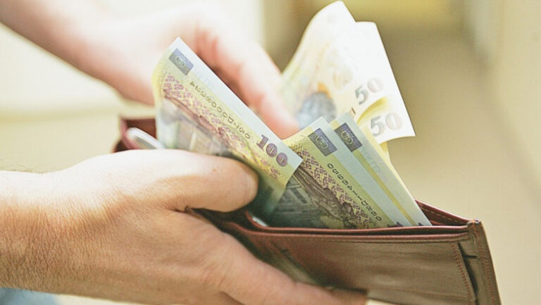 cu-cat-vor-creste-salariile-romanilor-in-2026.-puterea-de-cumparare-va-ramane-pe-minus,-avertizeaza-cnsp