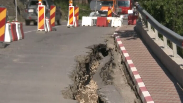 pericol-pe-drumul-care-leaga-buzaul-de-brasov.-o-portiune-din-dn10-s-a-surpat,-iar-autoritatile-au-declarat-zona-calamitata