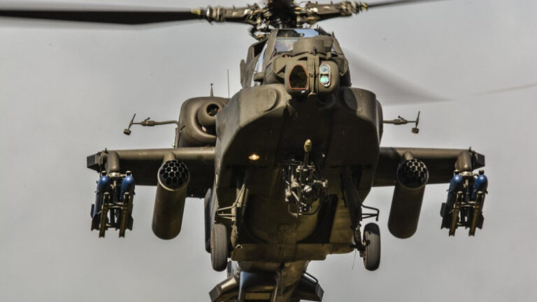 un-elicopter-apache-s-a-prabusit-in-stramtoarea-ormuz.-trump-spune-ca-pilotii-au-fost-salvati-si-„nimeni-nu-a-fost-ranit”