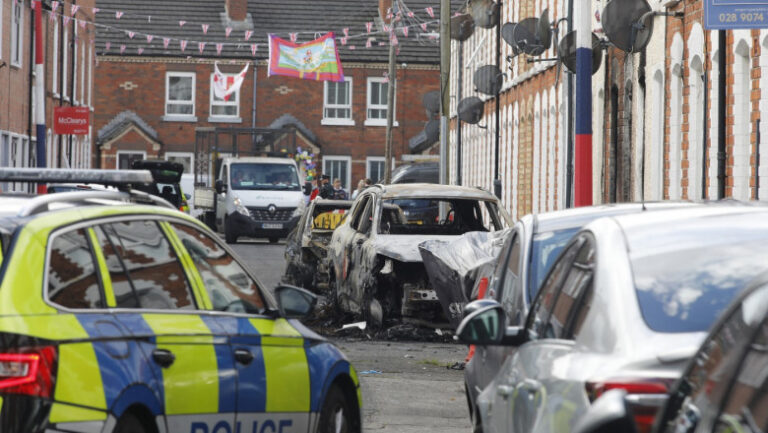 trei-familii-de-romani-au-fost-afectate-de-violentele-din-belfast.-mae:-„locuintele-le-au-fost-vandalizate”