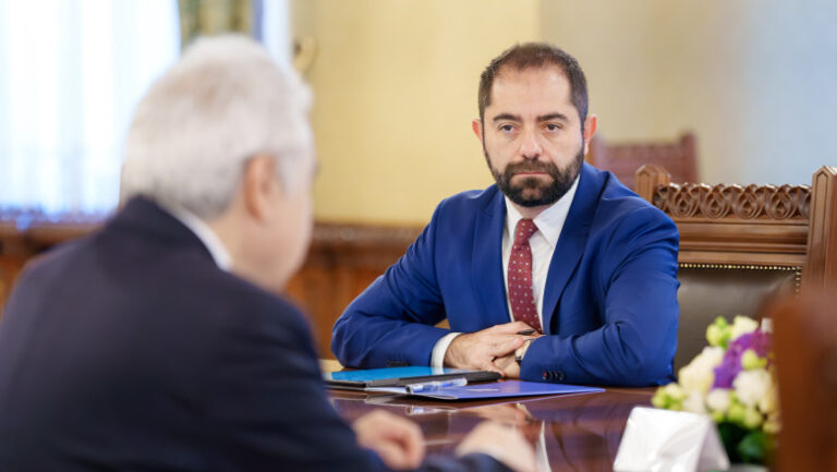dupa-apelul-presedintelui,-radu-burnete-transmite-un-mesaj-ferm:-„eugen-tomac-e-premierul-desemnat.-nu-e-o-mutare-dintr-un-joc”