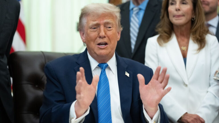 trump-afirma-ca-sua-au-transportat-in-secret-milioane-de-barili-de-petrol-prin-stramtoarea-ormuz
