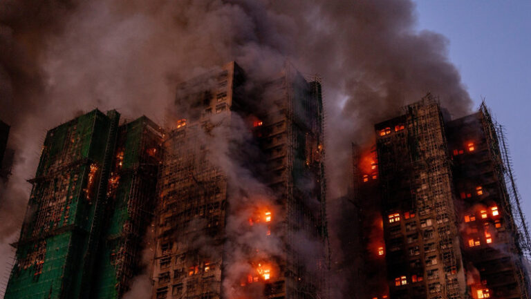 sapte-persoane-si-doua-companii,inculpate-dupa-incendiul-din-hong-kong-din-noiembrie,-care-a-facut-168-de-morti